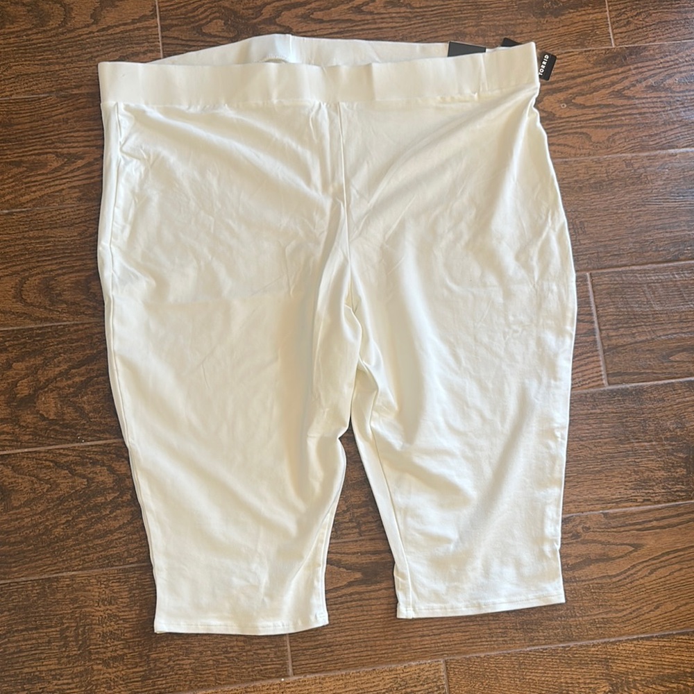 PLUS SIZE: TORRID. White PEDAL PUSHER SIGNATURE WAIST PREMIUM LEGGING.